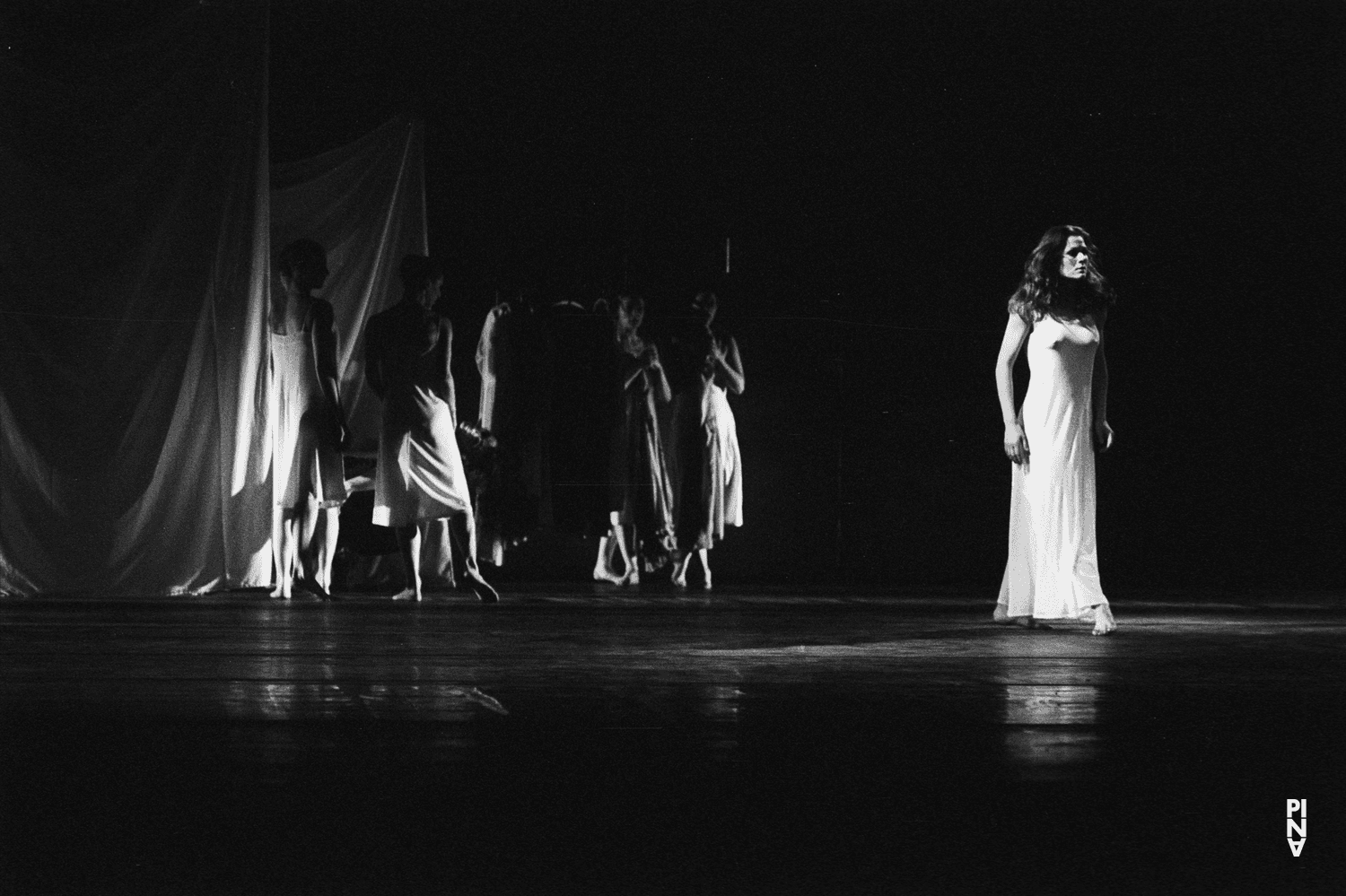 Malou Airaudo dans « Iphigenie auf Tauris » de Pina Bausch avec Tanztheater Wuppertal à l'Opernhaus Wuppertal (Allemagne), 20 avril 1974