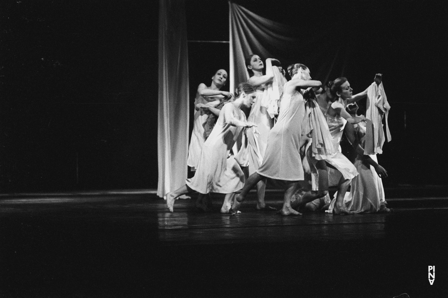 Vivienne Newport und Hiltrud Blanck in „Iphigenie auf Tauris“ von Pina Bausch mit Tanztheater Wuppertal im Opernhaus Wuppertal (Deutschland), 20. April 1974