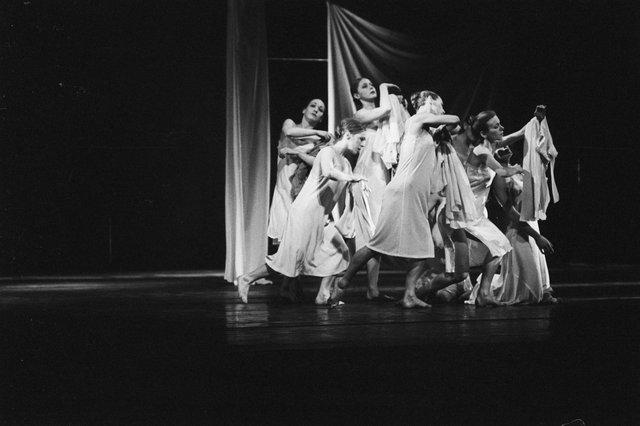 Vivienne Newport et Hiltrud Blanck dans « Iphigenie auf Tauris » de Pina Bausch avec Tanztheater Wuppertal à l'Opernhaus Wuppertal (Allemagne), 20 avril 1974