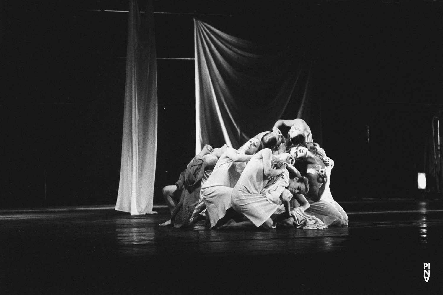 Malou Airaudo dans « Iphigenie auf Tauris » de Pina Bausch à l'Opernhaus Wuppertal, saison 1973/74