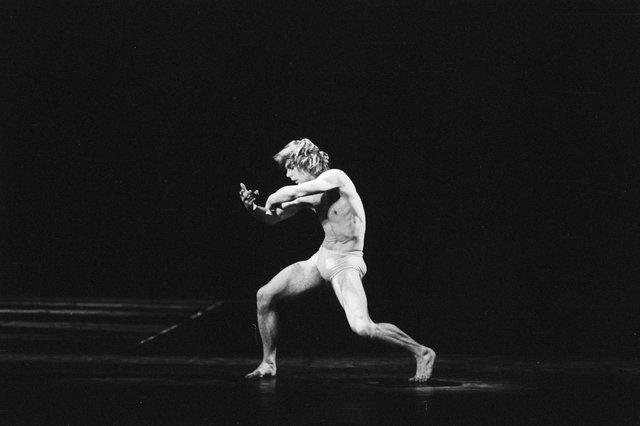 Ed Kortlandt dans « Iphigenie auf Tauris » de Pina Bausch avec Tanztheater Wuppertal à l'Opernhaus Wuppertal (Allemagne), 20 avril 1974
