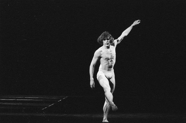 Ed Kortlandt dans « Iphigenie auf Tauris » de Pina Bausch avec Tanztheater Wuppertal à l'Opernhaus Wuppertal (Allemagne), 20 avril 1974