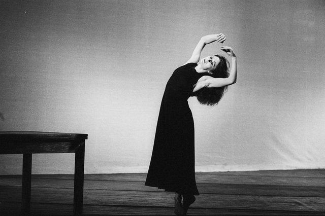 Malou Airaudo in „Iphigenie auf Tauris“ von Pina Bausch mit Tanztheater Wuppertal im Opernhaus Wuppertal (Deutschland), 20. April 1974