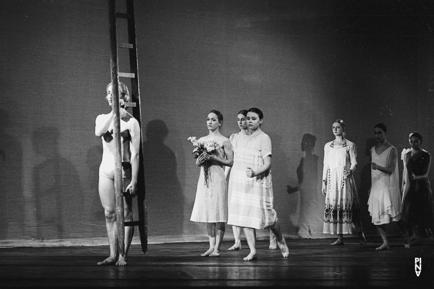 Dominique Mercy, Josephine Ann Endicott und Vivienne Newport in „Iphigenie auf Tauris“ von Pina Bausch mit Tanztheater Wuppertal im Opernhaus Wuppertal (Deutschland), 20. April 1974