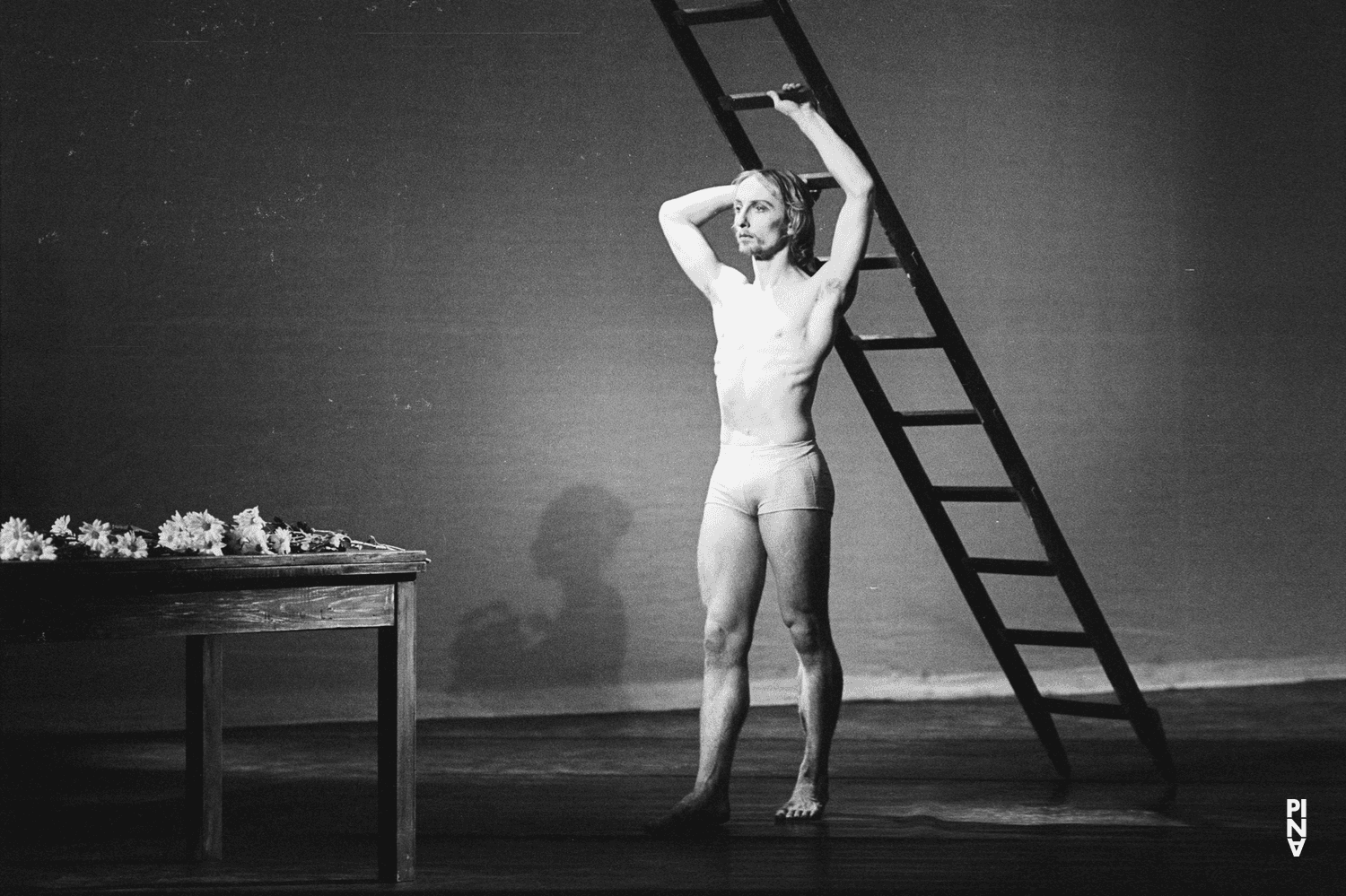 Dominique Mercy in „Iphigenie auf Tauris“ von Pina Bausch mit Tanztheater Wuppertal im Opernhaus Wuppertal (Deutschland), 20. April 1974