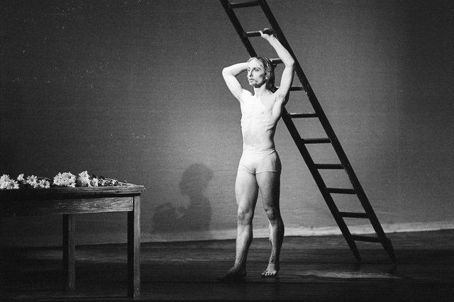 Dominique Mercy dans « Iphigenie auf Tauris » de Pina Bausch avec Tanztheater Wuppertal à l'Opernhaus Wuppertal (Allemagne), 20 avril 1974