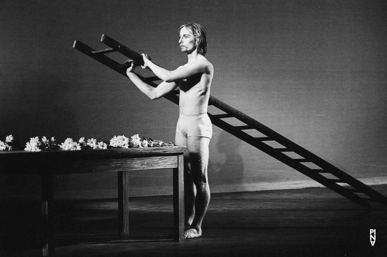 Dominique Mercy in „Iphigenie auf Tauris“ von Pina Bausch mit Tanztheater Wuppertal im Opernhaus Wuppertal (Deutschland), 20. April 1974