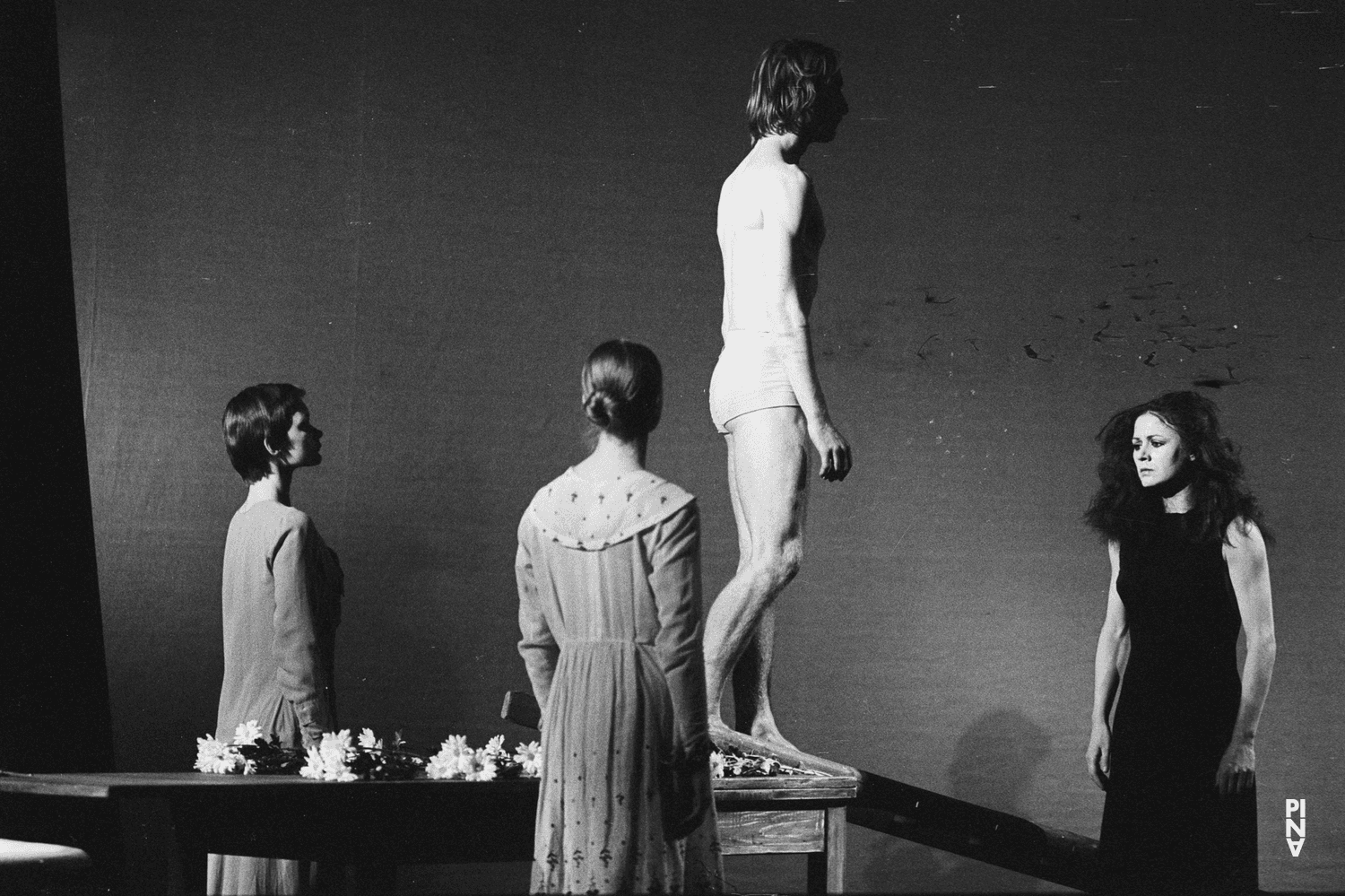 Dominique Mercy et Malou Airaudo dans « Iphigenie auf Tauris » de Pina Bausch avec Tanztheater Wuppertal à l'Opernhaus Wuppertal (Allemagne), 20 avril 1974
