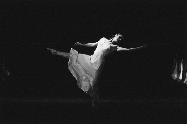 Malou Airaudo dans « Iphigenie auf Tauris » de Pina Bausch avec Tanztheater Wuppertal à l'Opernhaus Wuppertal (Allemagne), 20 avril 1974