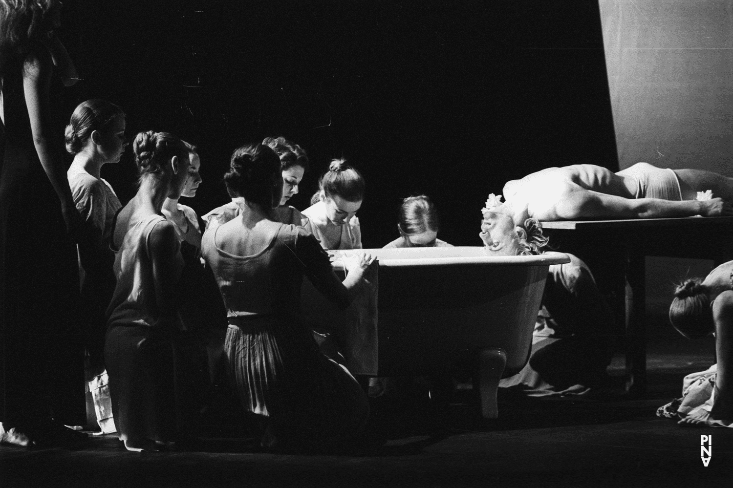 „Iphigenie auf Tauris“ von Pina Bausch mit Tanztheater Wuppertal im Opernhaus Wuppertal (Deutschland), 20. April 1974