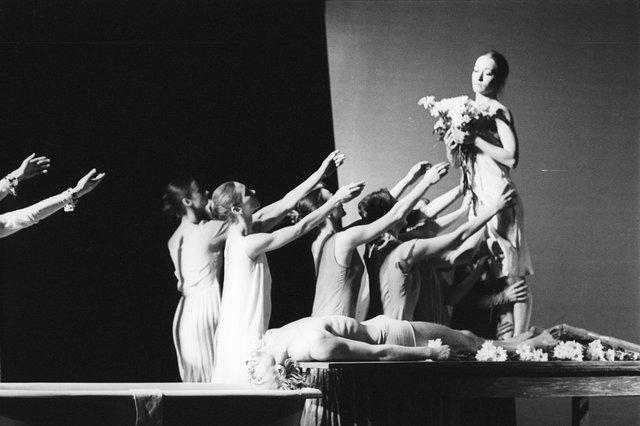 Dominique Mercy and Vivienne Newport in “Iphigenie auf Tauris” by Pina Bausch with Tanztheater Wuppertal at Opernhaus Wuppertal (Germany), April 20, 1974