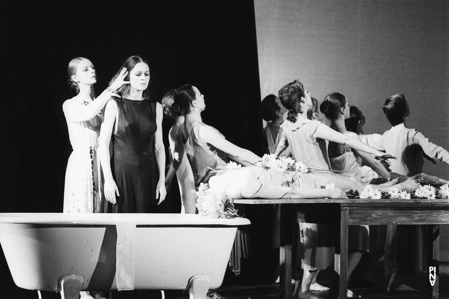 Dominique Mercy, Hiltrud Blanck et Malou Airaudo dans « Iphigenie auf Tauris » de Pina Bausch avec Tanztheater Wuppertal à l'Opernhaus Wuppertal (Allemagne), 20 avril 1974