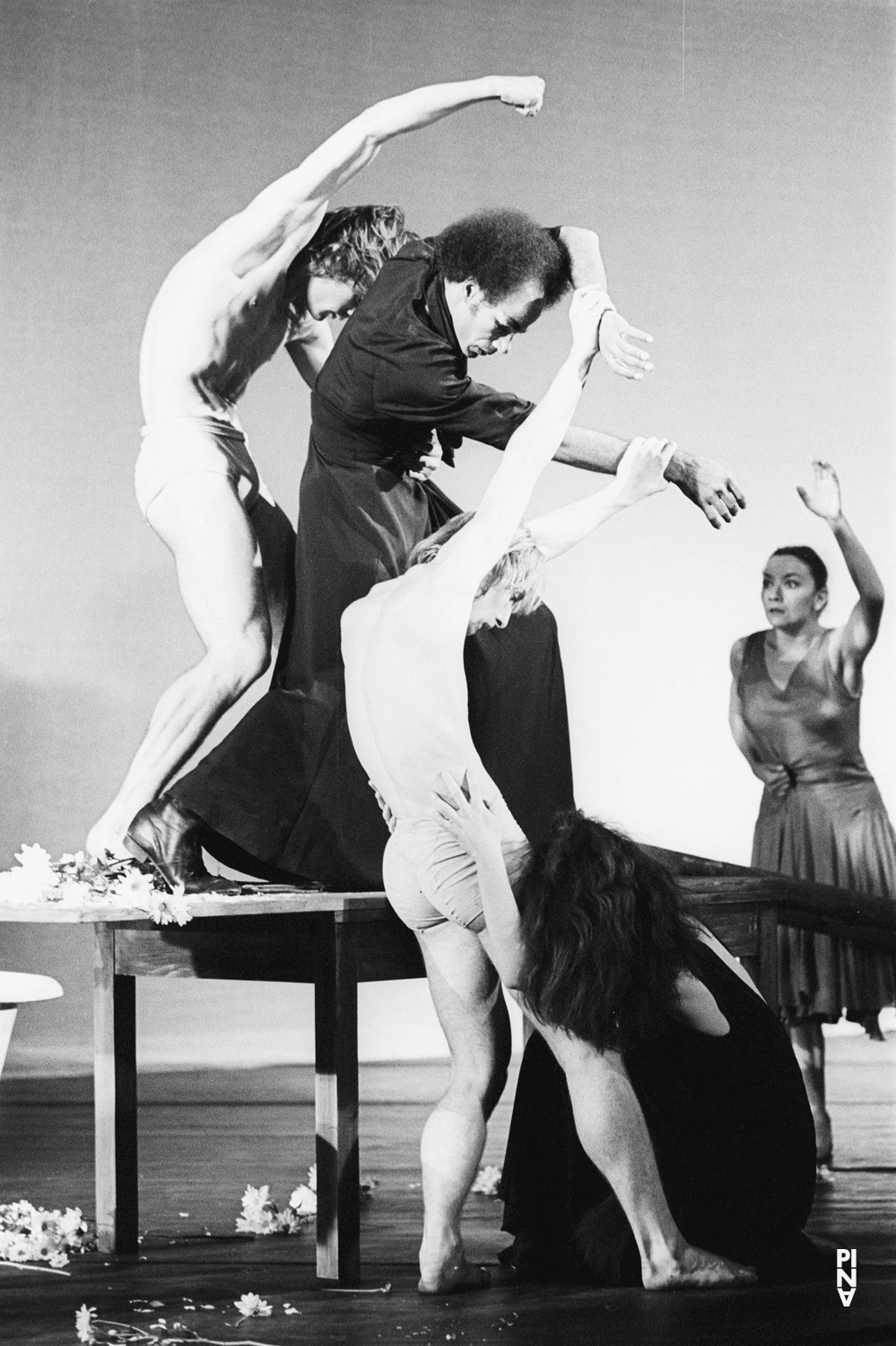 Carlos Orta, Dominique Mercy et Ed Kortlandt dans « Iphigenie auf Tauris » de Pina Bausch avec Tanztheater Wuppertal à l'Opernhaus Wuppertal (Allemagne), 20 avril 1974
