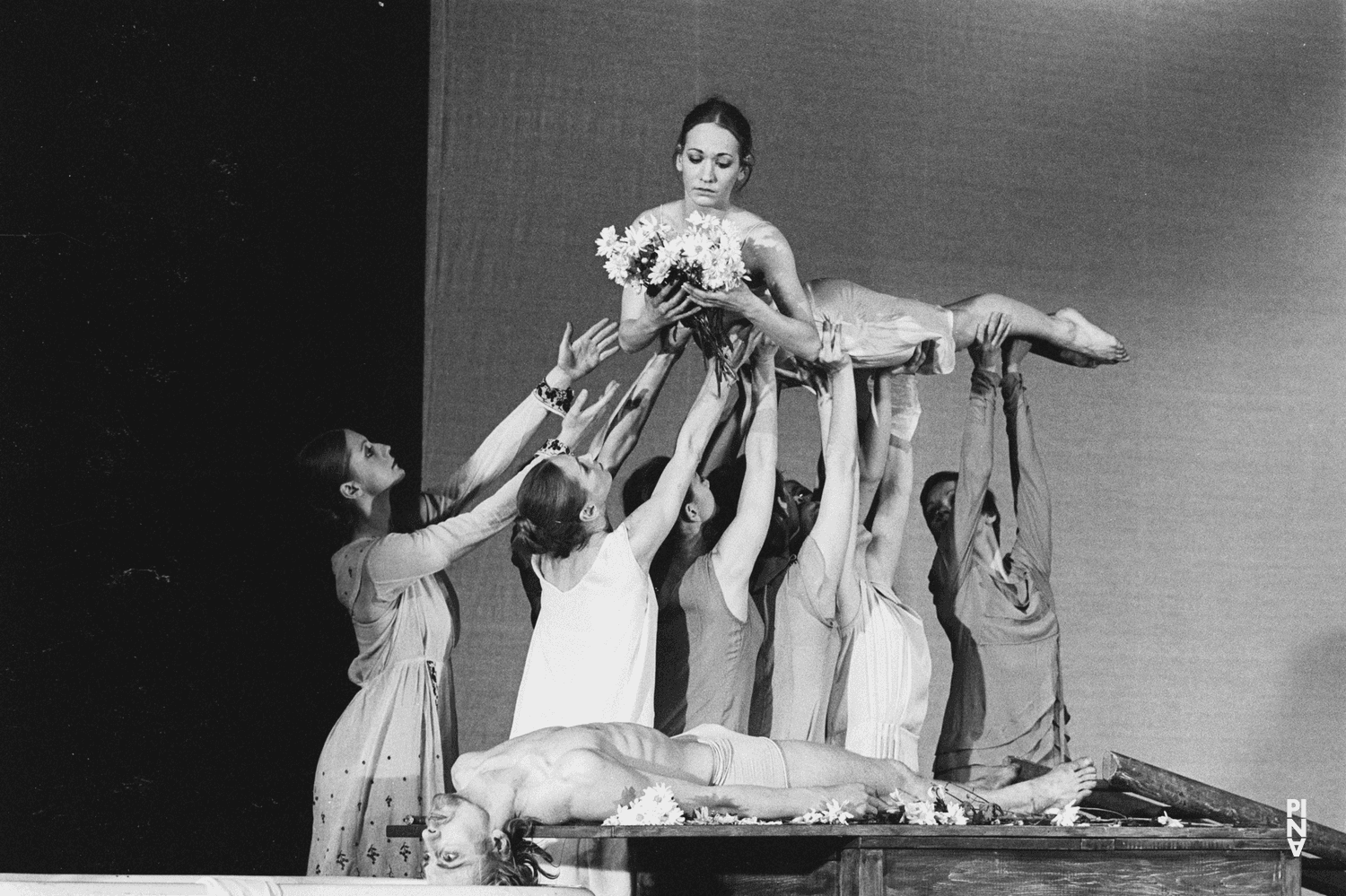 Dominique Mercy, Vivienne Newport und Hiltrud Blanck in „Iphigenie auf Tauris“ von Pina Bausch mit Tanztheater Wuppertal im Opernhaus Wuppertal (Deutschland), 20. April 1974
