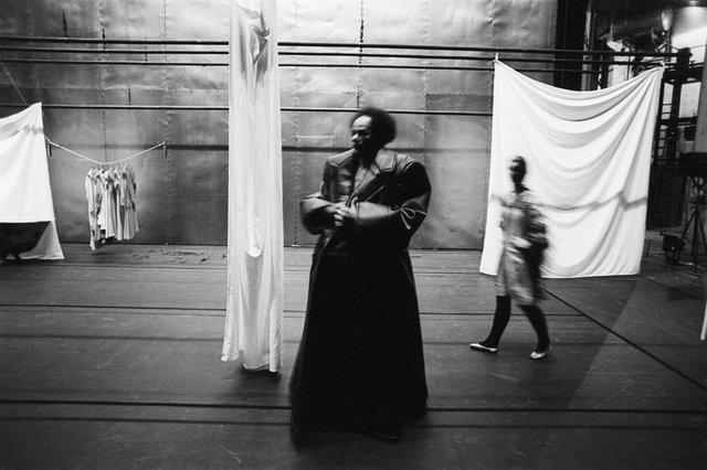 Carlos Orta dans « Iphigenie auf Tauris » de Pina Bausch avec Tanztheater Wuppertal à l'Opernhaus Wuppertal (Allemagne), 20 avril 1974