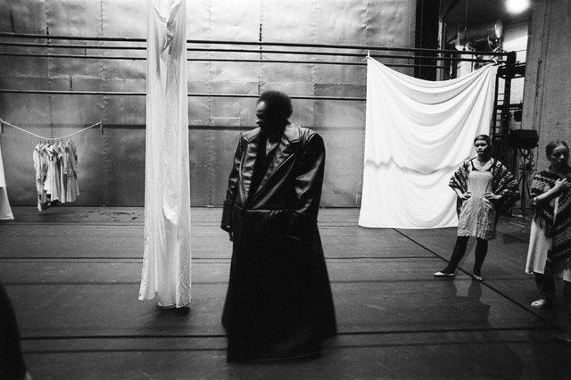 Carlos Orta dans « Iphigenie auf Tauris » de Pina Bausch avec Tanztheater Wuppertal à l'Opernhaus Wuppertal (Allemagne), 20 avril 1974