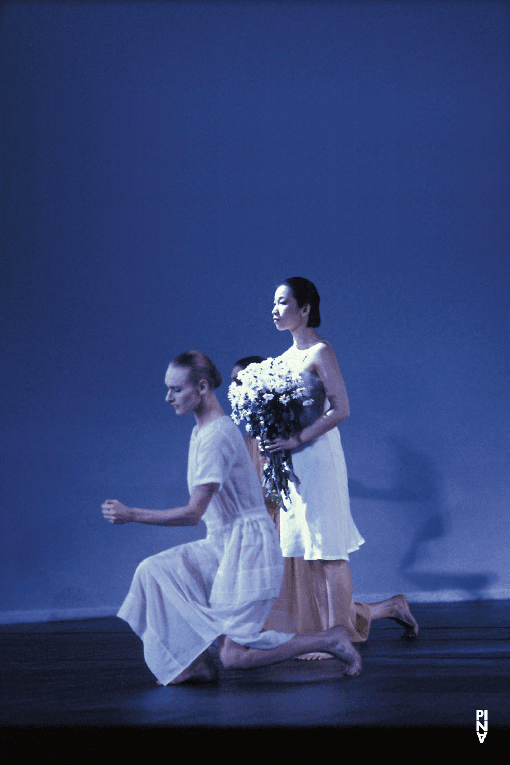 Julie Shanahan and Mariko Aoyama in “Iphigenie auf Tauris” by Pina Bausch with Tanztheater Wuppertal at Opéra de Paris Garnier (France), Feb. 20, 1991