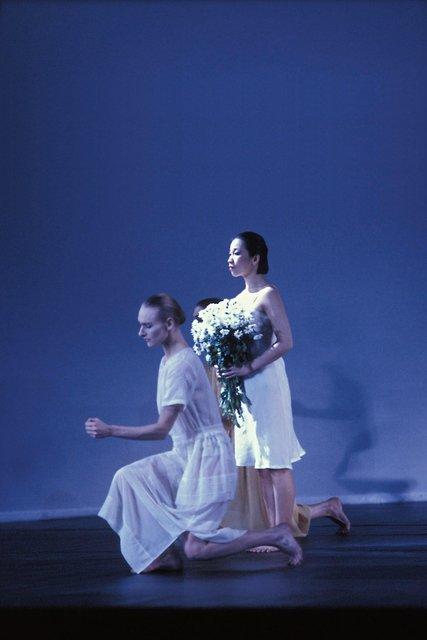 Julie Shanahan et Mariko Aoyama dans « Iphigenie auf Tauris » de Pina Bausch avec Tanztheater Wuppertal à l'Opéra de Paris Garnier (France), 20 février 1991
