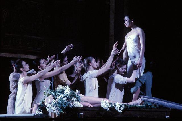 “Iphigenie auf Tauris” by Pina Bausch with Tanztheater Wuppertal at Opéra de Paris Garnier (France), Feb. 20, 1991