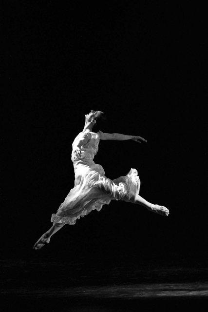 Malou Airaudo dans « Iphigenie auf Tauris » de Pina Bausch avec Tanztheater Wuppertal à l'Opéra de Paris Garnier (France), 20 février 1991