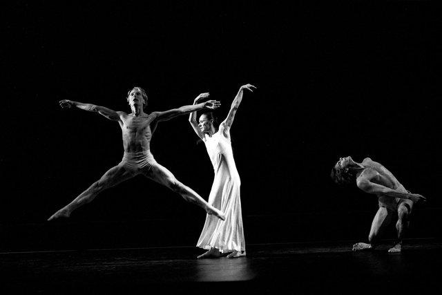 Ed Kortlandt, Dominique Mercy und Malou Airaudo in „Iphigenie auf Tauris“ von Pina Bausch mit Tanztheater Wuppertal in der Opéra de Paris Garnier (Frankreich), 20. Februar 1991