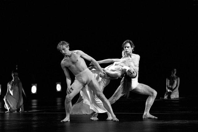 Dominique Mercy, Malou Airaudo et Ed Kortlandt dans « Iphigenie auf Tauris » de Pina Bausch avec Tanztheater Wuppertal à l'Opéra de Paris Garnier (France), 20 février 1991