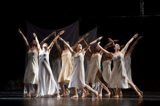 „Iphigenie auf Tauris“ von Pina Bausch mit Tanztheater Wuppertal im Opernhaus Wuppertal (Deutschland), 28. Januar 2010