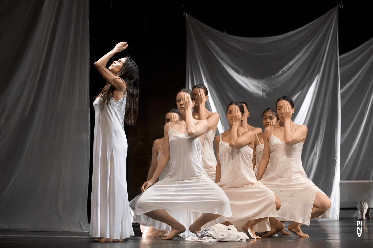 „Iphigenie auf Tauris“ von Pina Bausch mit Tanztheater Wuppertal im Opernhaus Wuppertal (Deutschland), 28. Januar 2010