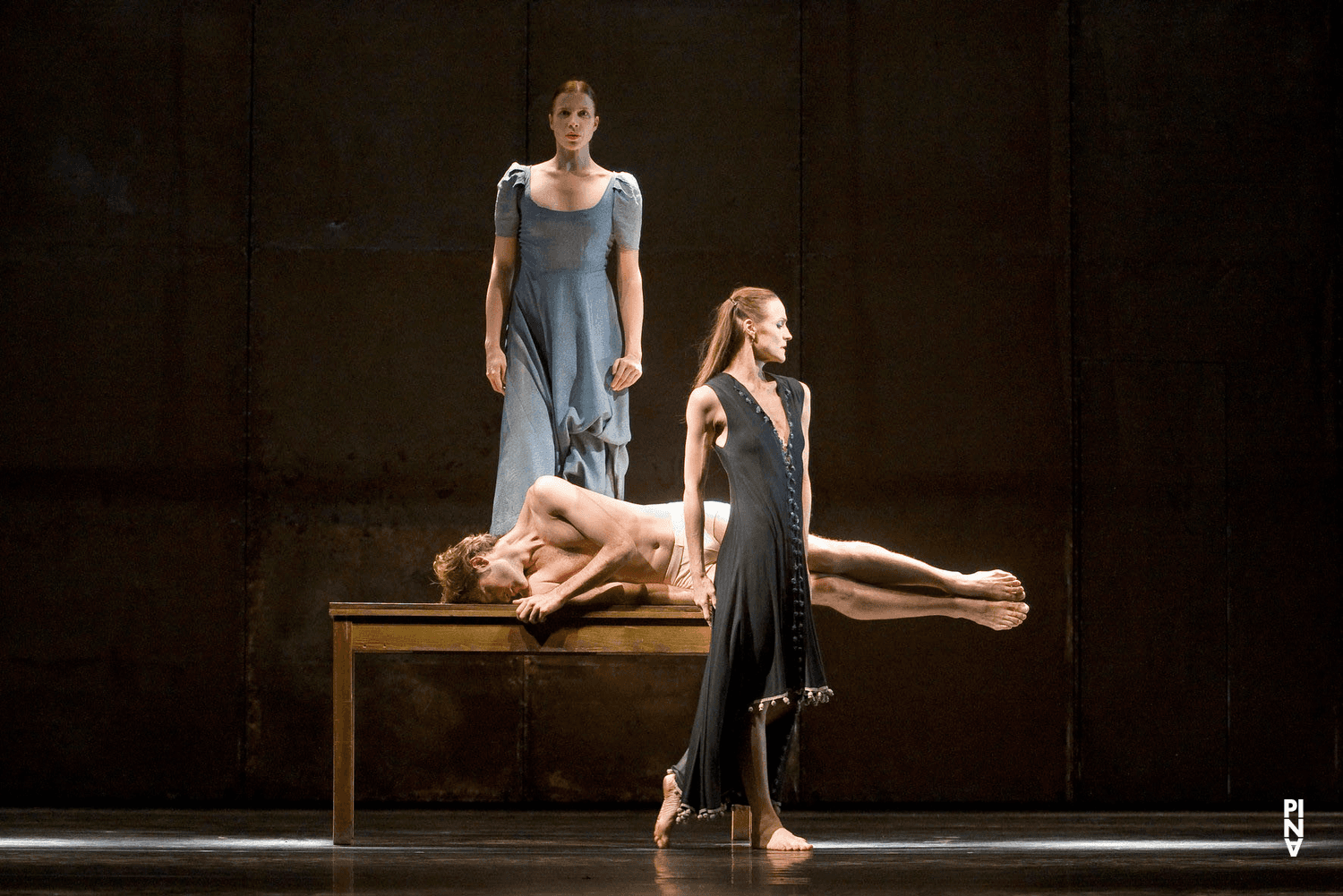 Pau Aran Gimeno, Julie Anne Stanzak und Anna Wehsarg in „Iphigenie auf Tauris“ von Pina Bausch mit Tanztheater Wuppertal im Opernhaus Wuppertal (Deutschland), 28. Januar 2010