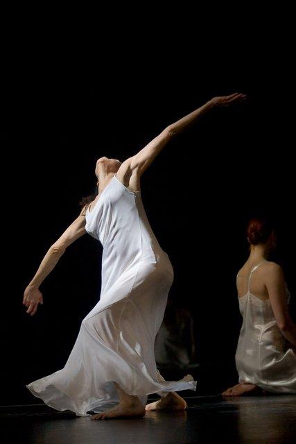 Ruth Amarante in „Iphigenie auf Tauris“ von Pina Bausch mit Tanztheater Wuppertal im Opernhaus Wuppertal (Deutschland), 28. Januar 2010