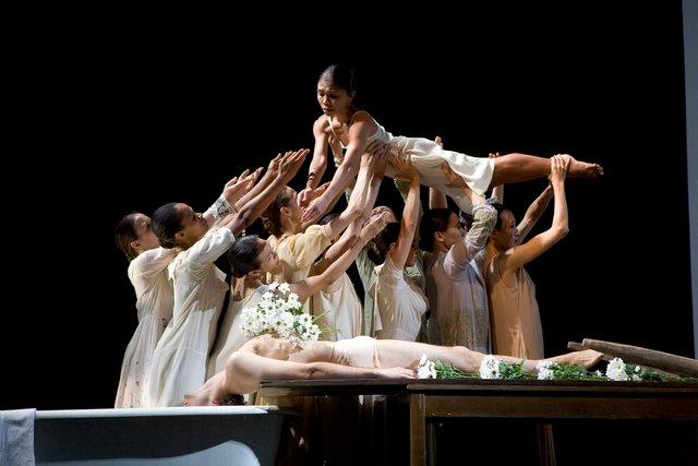 „Iphigenie auf Tauris“ von Pina Bausch mit Tanztheater Wuppertal im Opernhaus Wuppertal (Deutschland), 28. Januar 2010