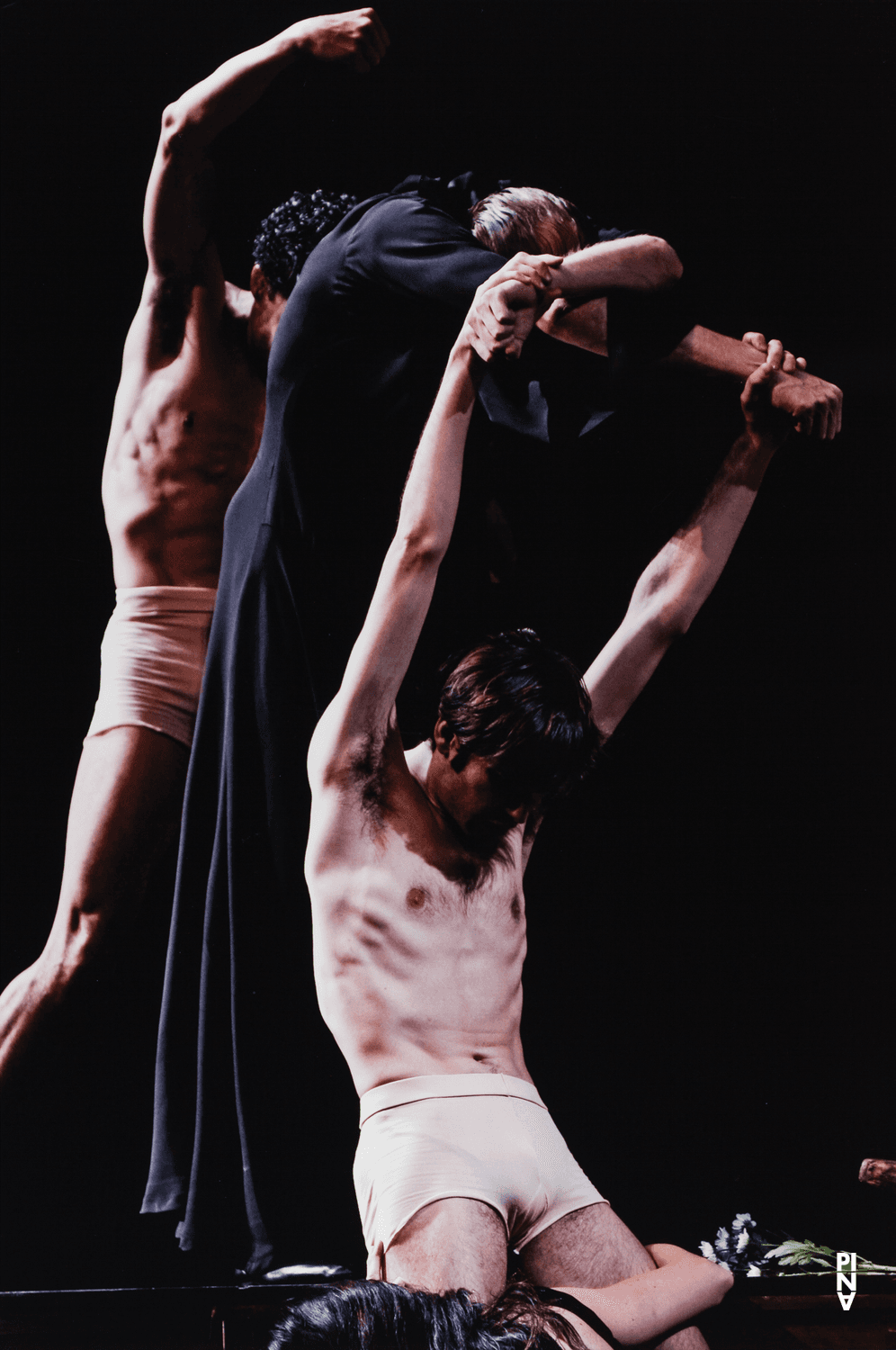 Pau Aran Gimeno, Fernando Suels Mendoza und Andrey Berezin in „Iphigenie auf Tauris“ von Pina Bausch im Opernhaus Wuppertal, 2. April 2009