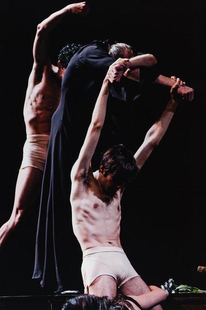 Pablo Aran Gimeno, Fernando Suels Mendoza et Andrey Berezin dans « Iphigenie auf Tauris » de Pina Bausch à l'Opernhaus Wuppertal, 2 avril 2009