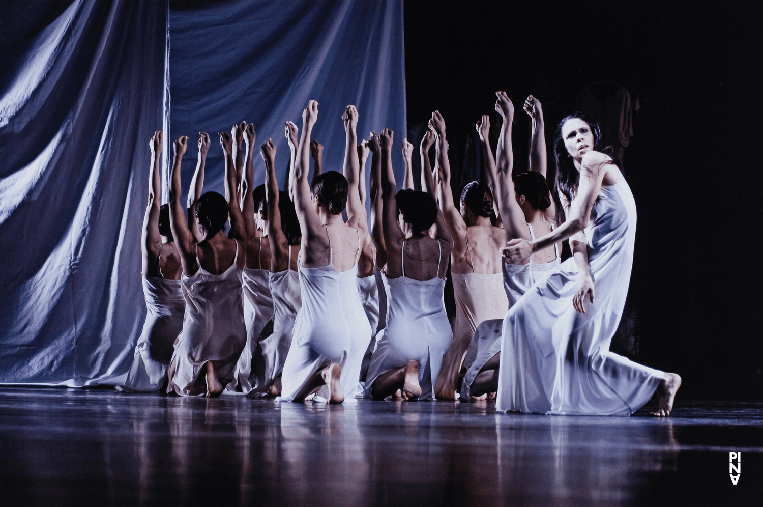 Ruth Amarante und Anna Wehsarg in „Iphigenie auf Tauris“ von Pina Bausch im Opernhaus Wuppertal, 2. April 2009