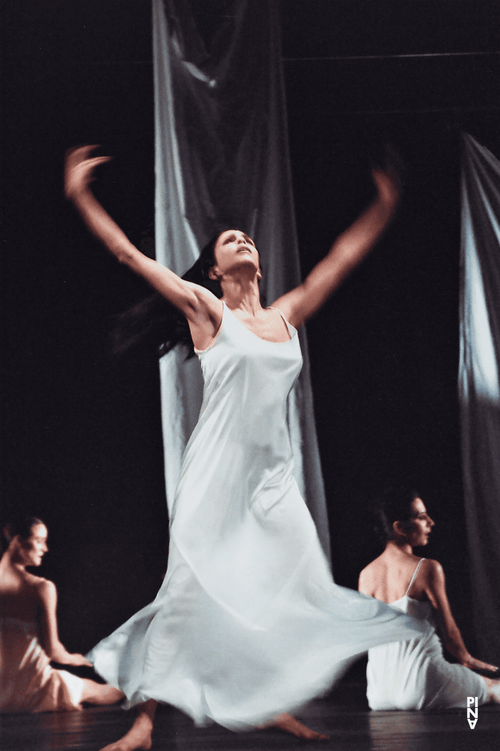 Ruth Amarante und Julie Anne Stanzak in „Iphigenie auf Tauris“ von Pina Bausch
