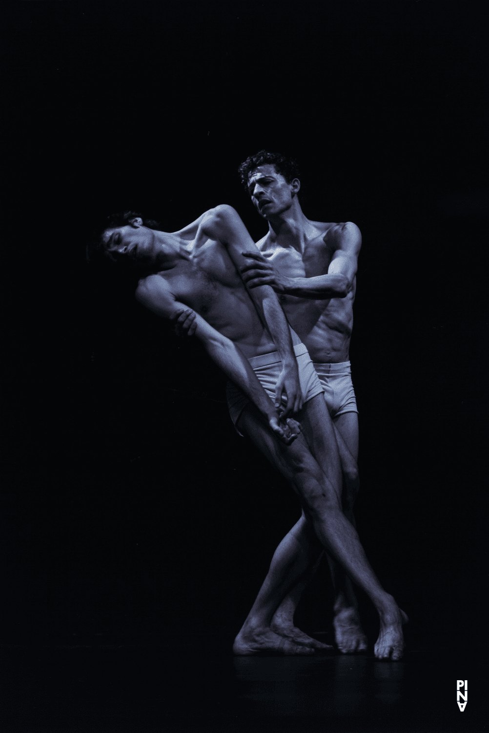 Fernando Suels Mendoza et Pablo Aran Gimeno dans « Iphigenie auf Tauris » de Pina Bausch