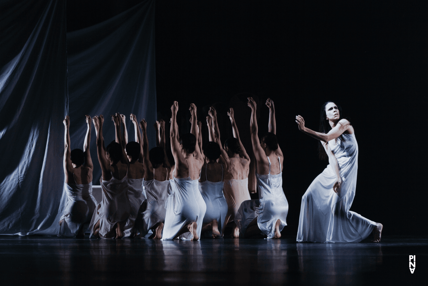 Anna Wehsarg and Ruth Amarante in “Iphigenie auf Tauris” by Pina Bausch