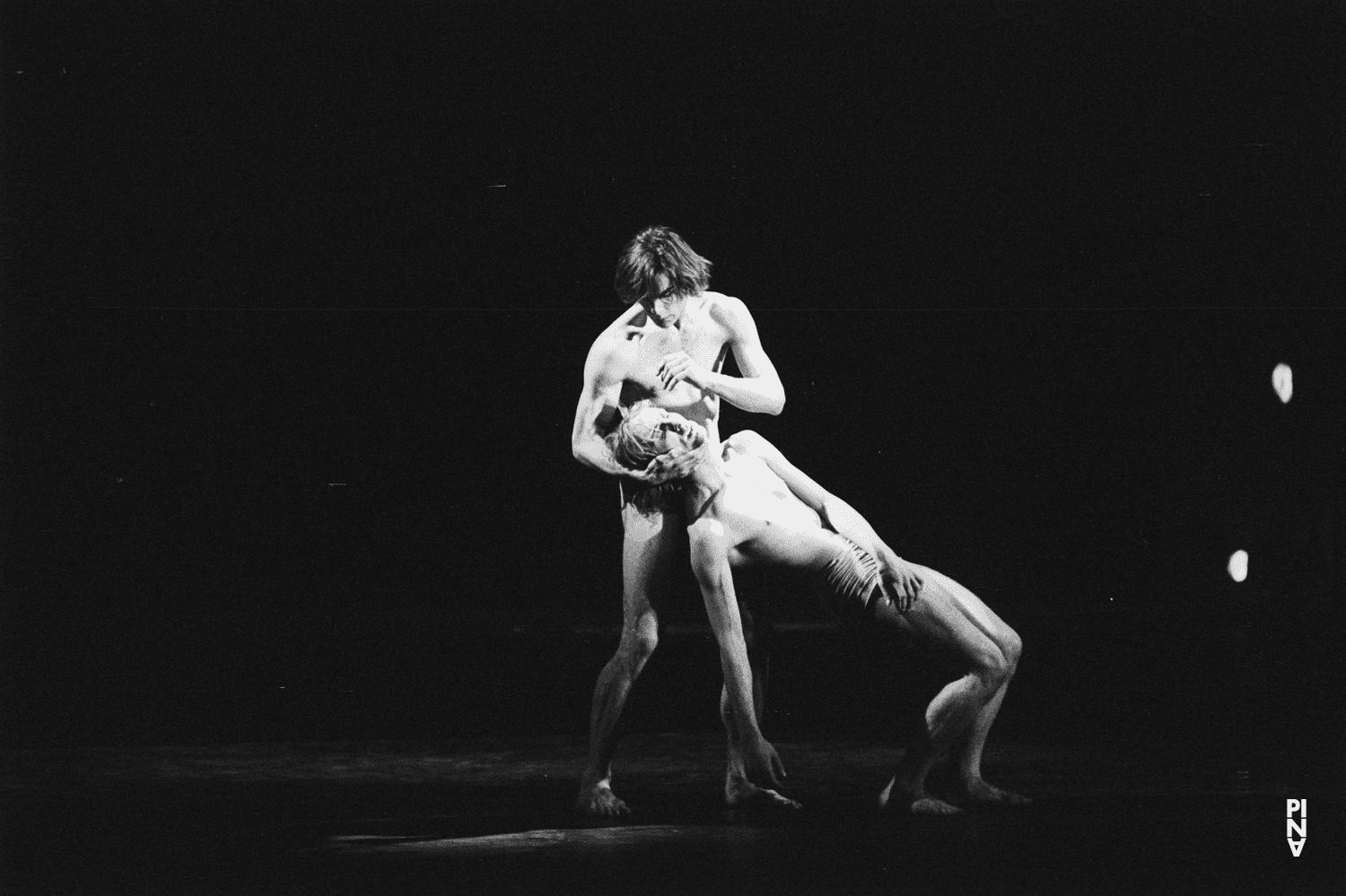 Dominique Mercy et Ed Kortlandt dans « Iphigenie auf Tauris » de Pina Bausch à l'Opernhaus Wuppertal, saison 1973/74