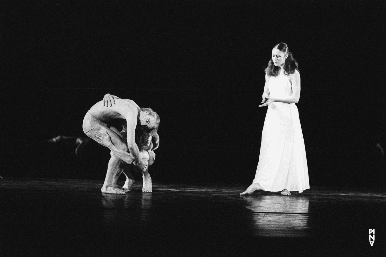 Dominique Mercy, Malou Airaudo et Ed Kortlandt dans « Iphigenie auf Tauris » de Pina Bausch à l'Opernhaus Wuppertal, saison 1973/74