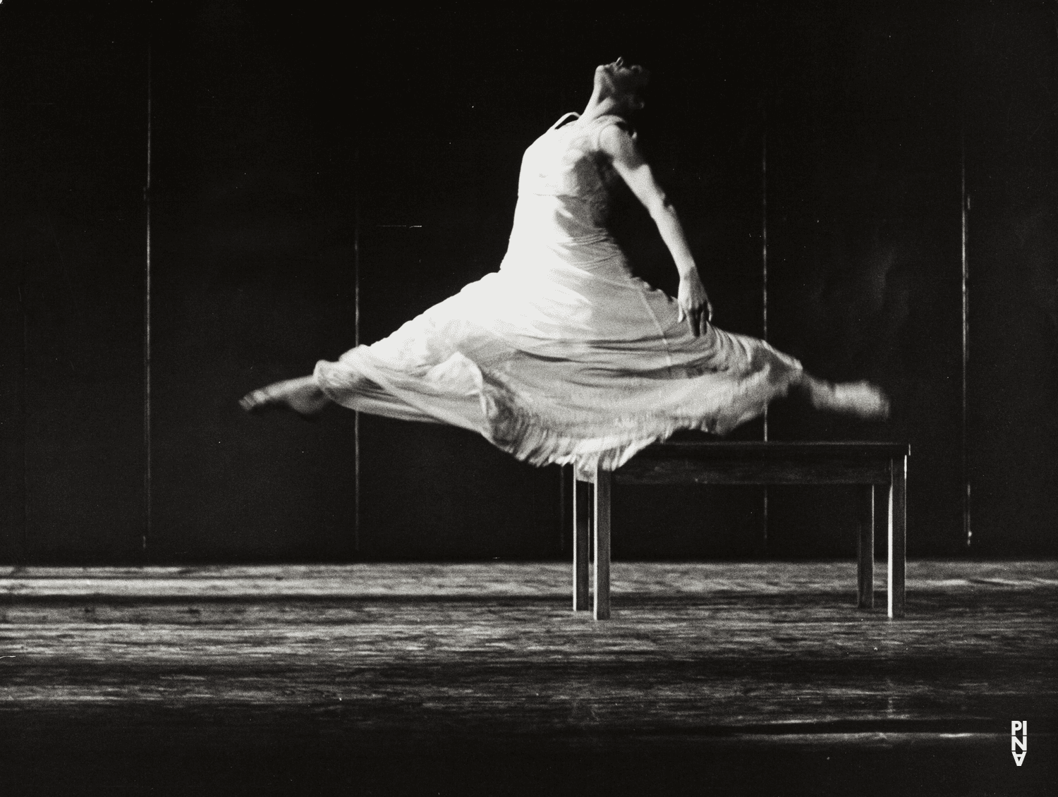 Malou Airaudo dans « Iphigenie auf Tauris » de Pina Bausch à l'Opernhaus Wuppertal, saison 1973/74