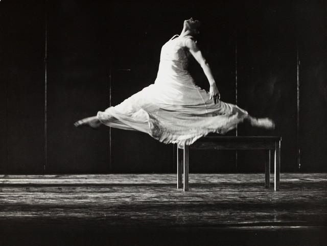 Malou Airaudo dans « Iphigenie auf Tauris » de Pina Bausch à l'Opernhaus Wuppertal, saison 1973/74