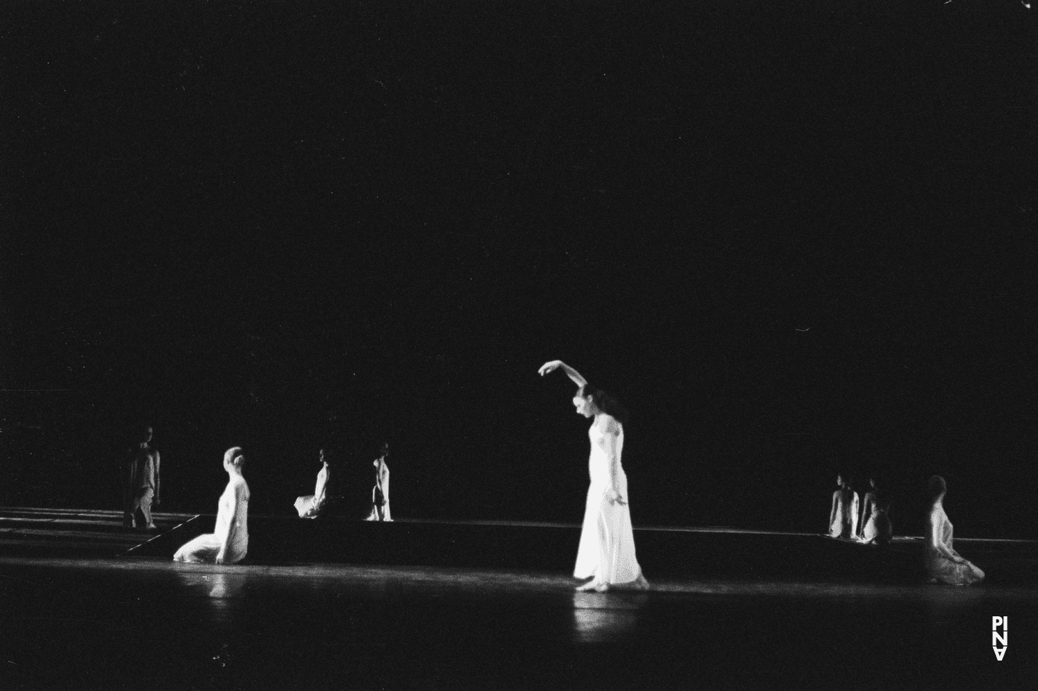 Malou Airaudo dans « Iphigenie auf Tauris » de Pina Bausch à l'Opernhaus Wuppertal, saison 1973/74