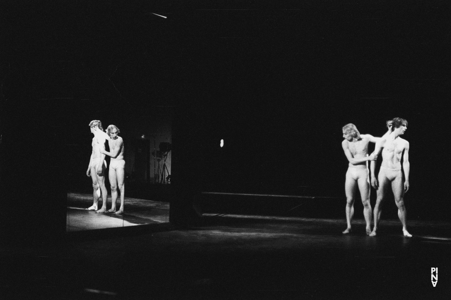 Dominique Mercy und Ed Kortlandt in „Iphigenie auf Tauris“ von Pina Bausch im Opernhaus Wuppertal, Spielzeit 1973/74