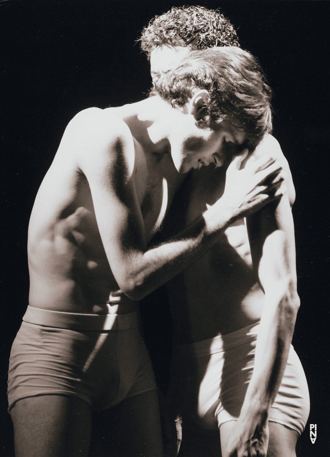 Pablo Aran Gimeno and Fernando Suels Mendoza in “Iphigenie auf Tauris” by Pina Bausch