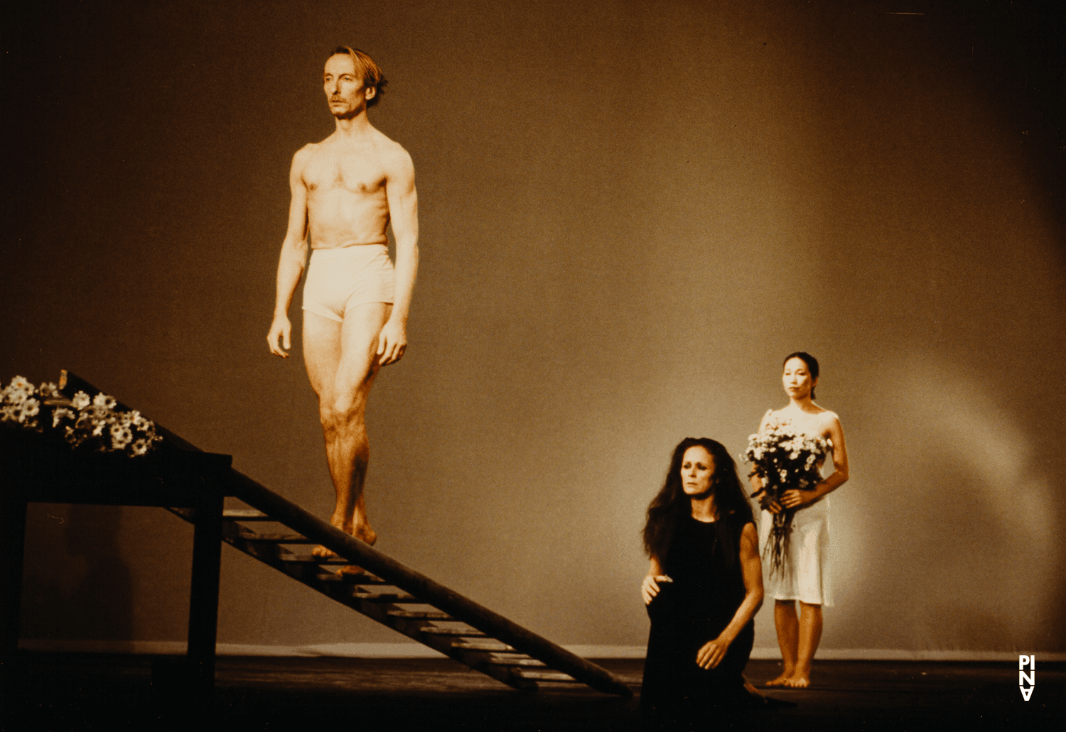 Dominique Mercy, Malou Airaudo et Mariko Aoyama dans « Iphigenie auf Tauris » de Pina Bausch