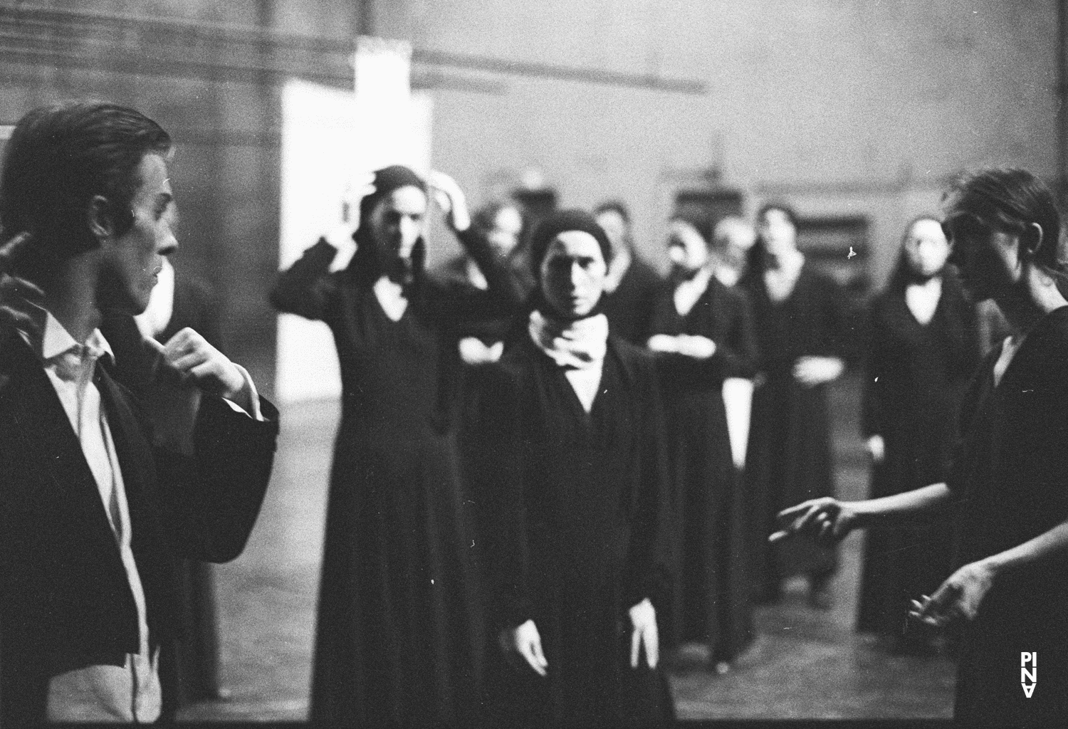 John Giffin et Pina Bausch dans « Iphigenie auf Tauris » de Pina Bausch