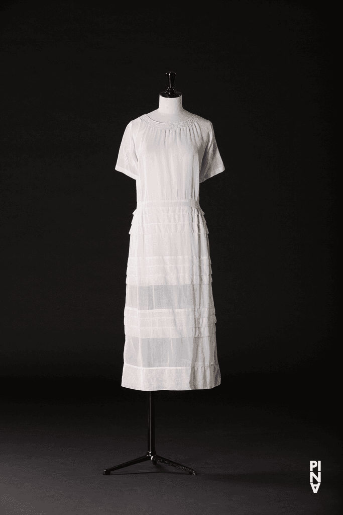 Kurzes Kleid, getragen von Josephine Ann Endicott in „Iphigenie auf Tauris“ von Pina Bausch