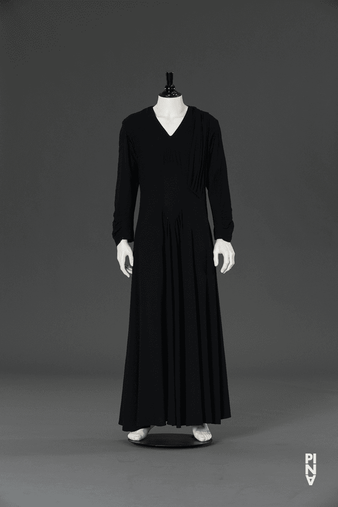 Langes Kleid, getragen von Carlos Orta in „Iphigenie auf Tauris“ von Pina Bausch