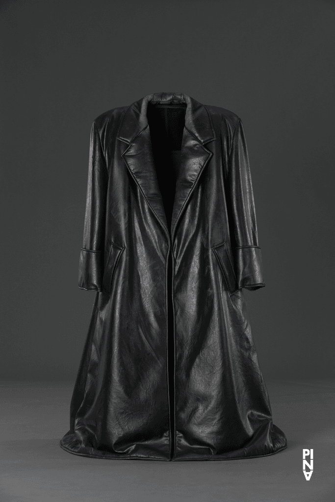 Mantel, getragen von Carlos Orta in „Iphigenie auf Tauris“ von Pina Bausch