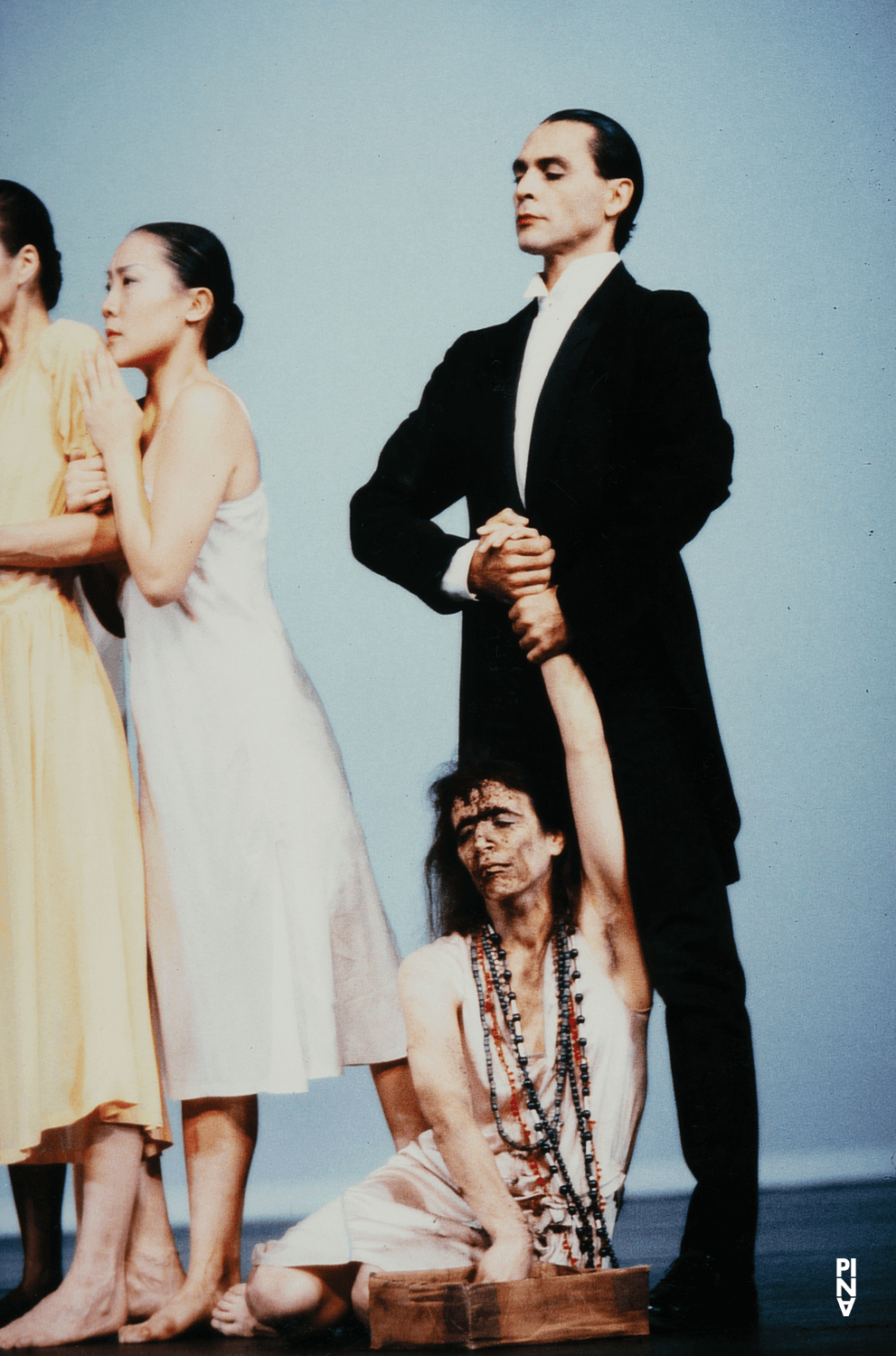 Daphnis Kokkinos, Beatrice Libonati und Azusa Seyama in „Iphigenie auf Tauris“ von Pina Bausch